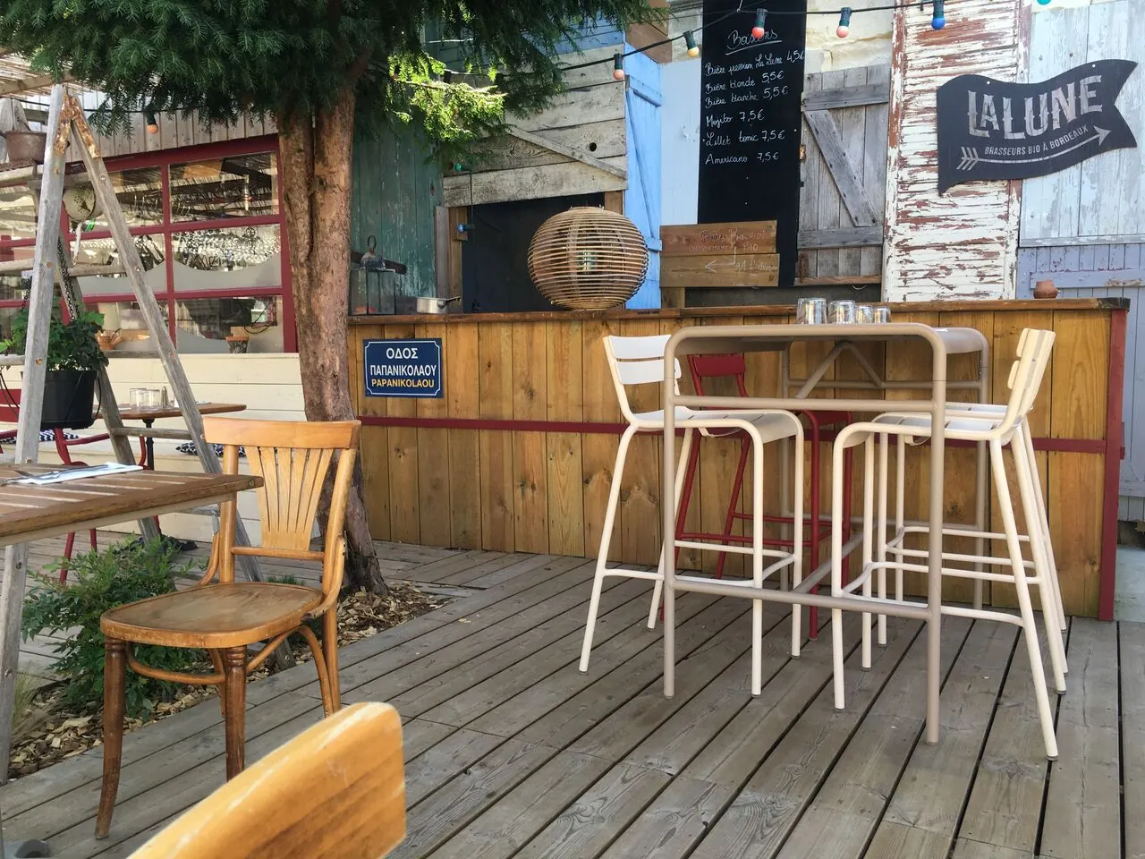 Le comptoir de la terrasse et ses tabourets hauts